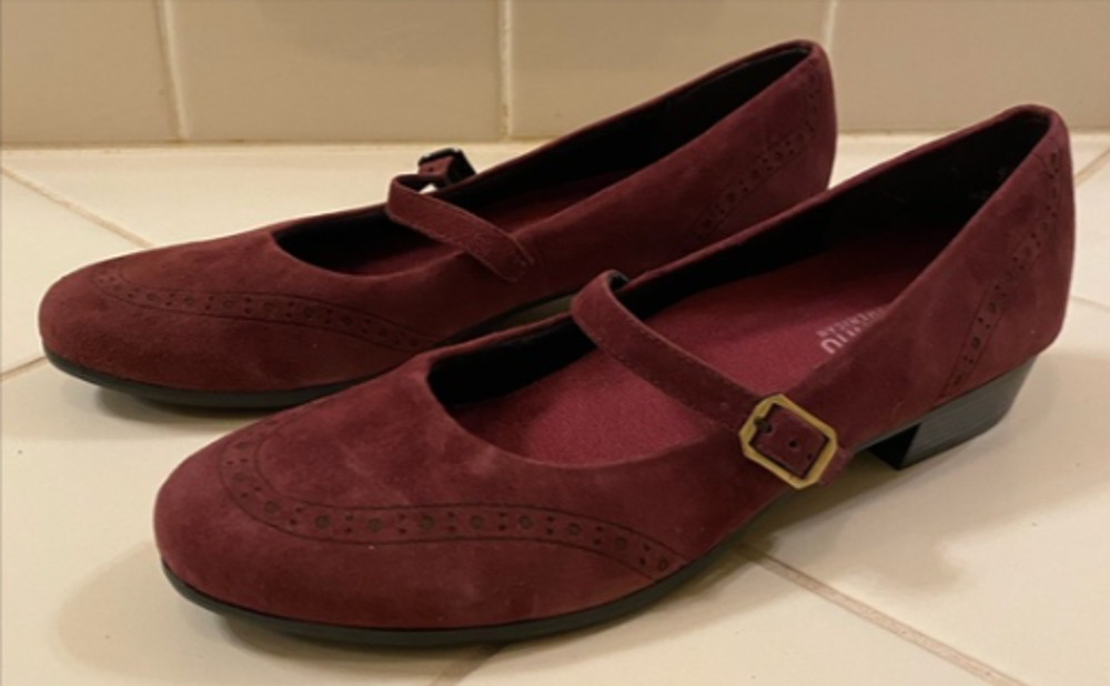Munro Women's Whitney Mary Janes in Wine Suede Size 9.5W